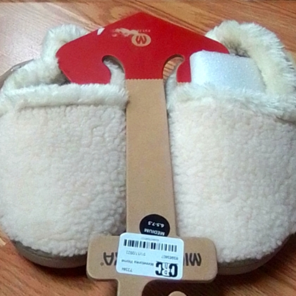 Minnetonka Cream Colored Slip On Slippers Medium